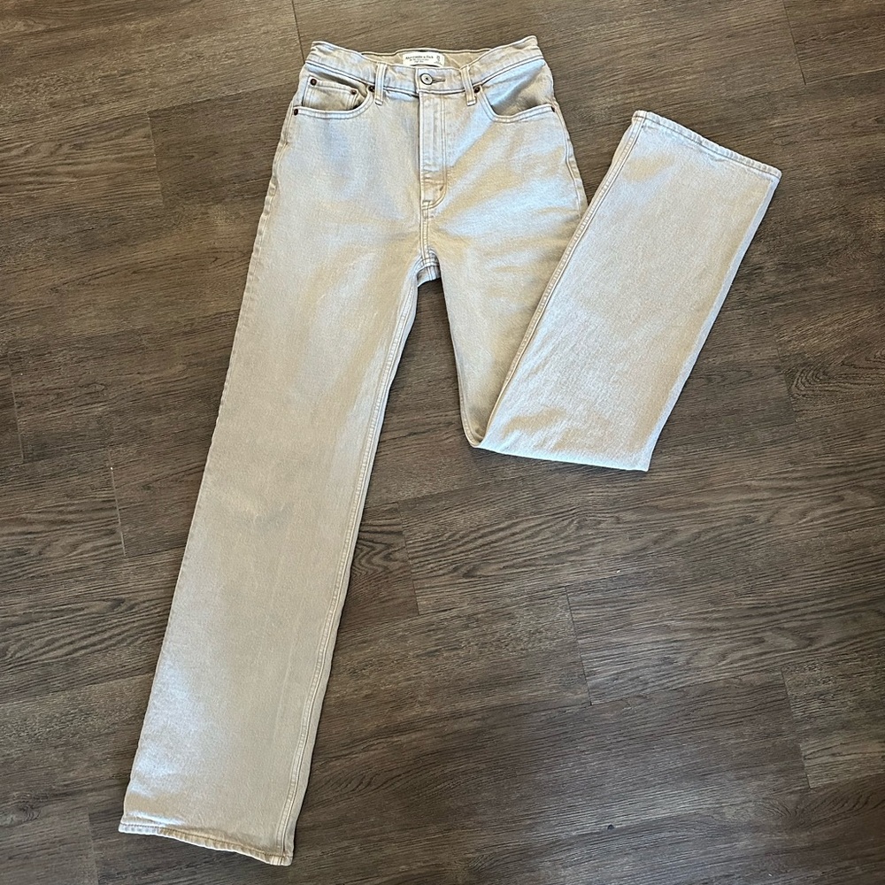 Tan Abercrombie ‘90s Relaxed Jean High Rise’ Size: 25L